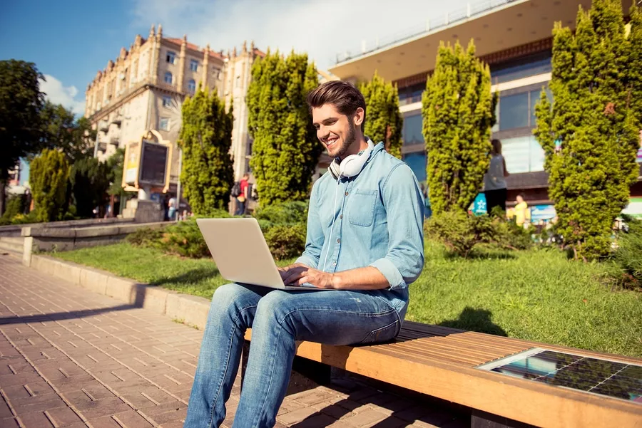 Laptop im freien laden mit der Kraft der Sonne