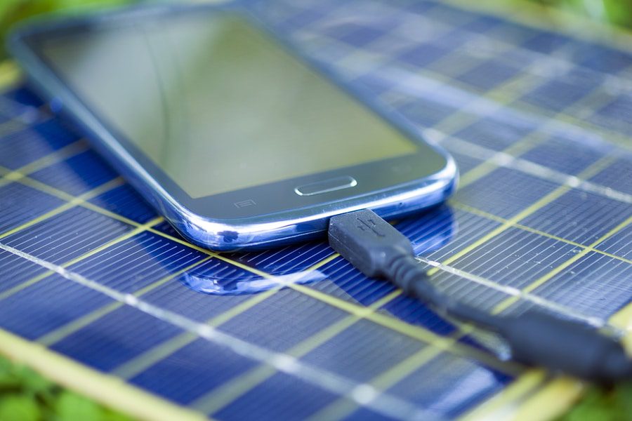 Smartphone auf Solarpanel liegend und aufladend